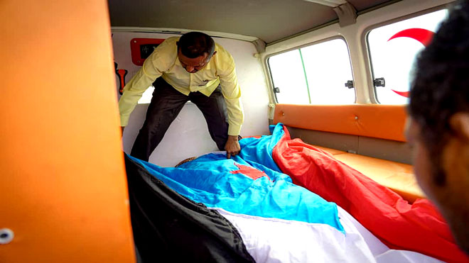 الفقيد علي صالح عباد «مقبل» ملفوفا بعلم الجنوب على سيارة الإسعاف التي أقلته أمس إلى مسقط رأسه