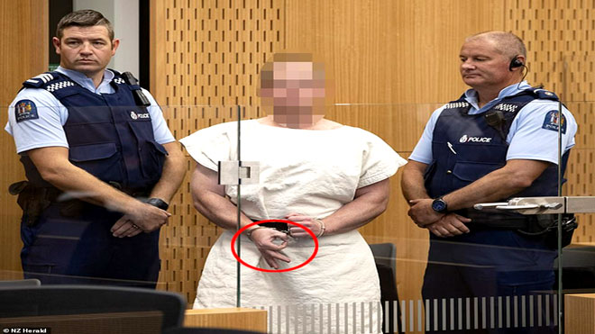  منفذ هجوم نيوزيلندا يظهر إشارة عنصرية أمام المحكمة/ رويترز 