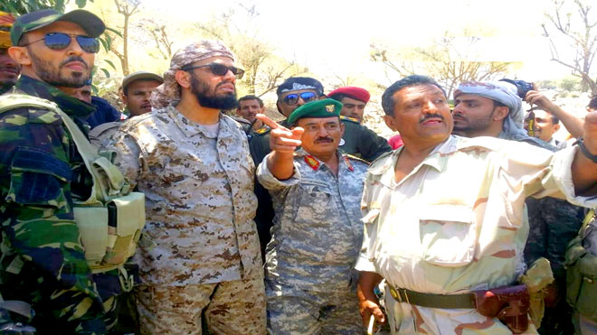 هاني بن بريك برفقة محافظ الضالع وعدد من القيادات العسكرية بجبهة مريس