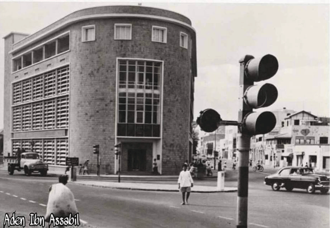 إشارة المرور في تقاطع البنوك بكريتر (صورة قديمة)