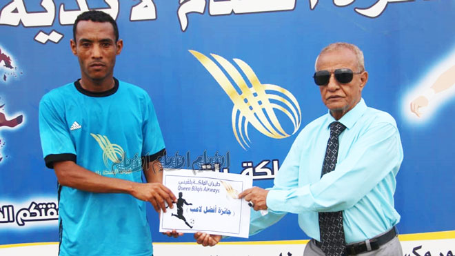 هديل سعيد سالم لاعب الجزيرة يتسلم جائزة أفضل لاعب في المباراة