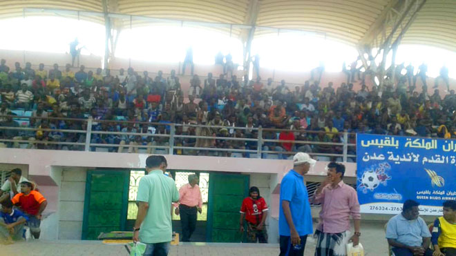عدد من الأفارقة جالسين على مقاعد مدرجات الملعب في إحدى المباريات