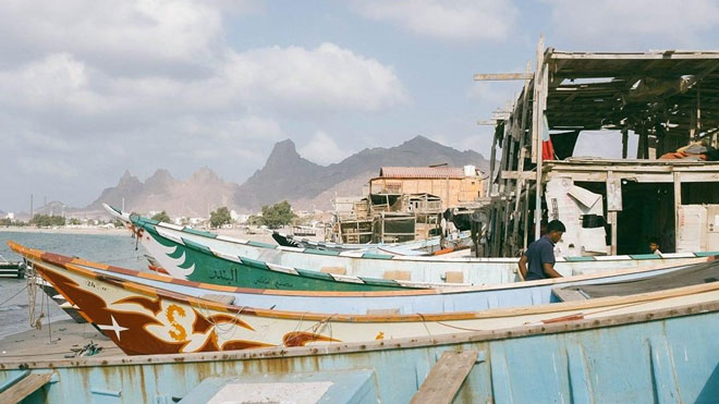 صيادو السمك يحضرون قواربهم للعمل في مديرية البريقة في عدن، 24 آذار مارس 2019.