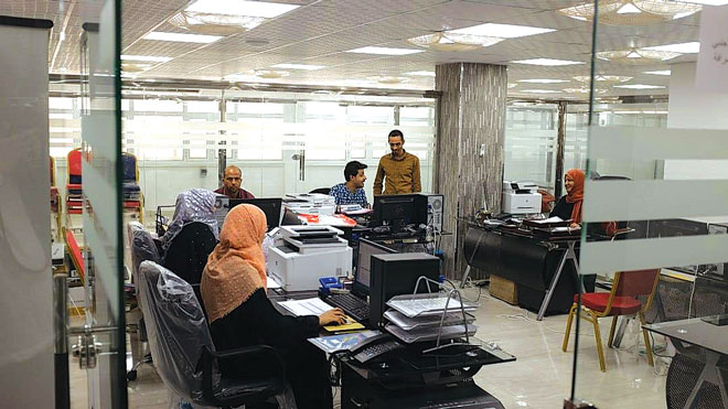 موظفون في المكاتب التي أعيد تأثيثها في البنك المركزي اليمني، 25 آذار مارس 2019. 