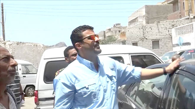 محافظ عدن خلال زيارته أمس منطقة شعب العيدروس
