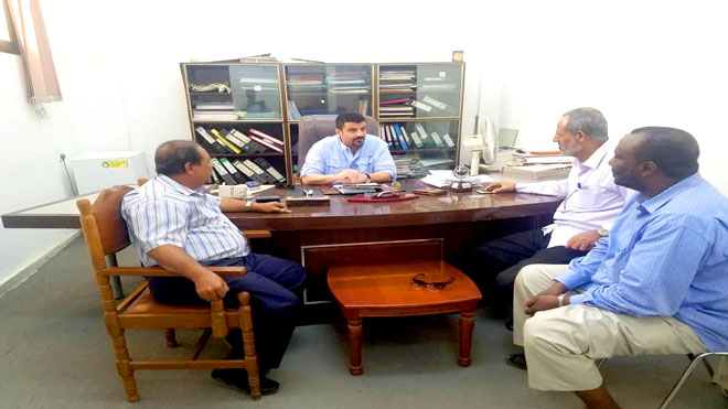 محافظ عدن خلال زيارته أمس مكتب الخدمة المدنية