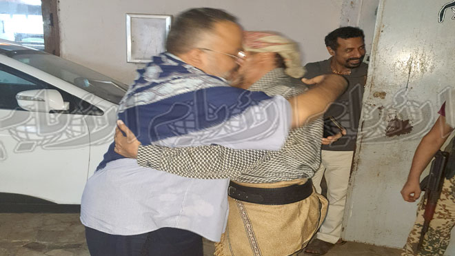 هاني هشام  أثناء استقبال المرقشي داخل مقر صحيفة  «الأيام»