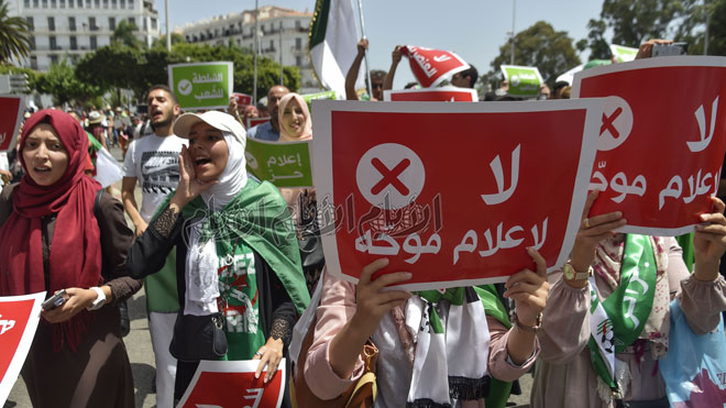 تظاهر المئات من الطلاب والمدرسين الجزائريين اليوم للأسبوع العشرين على التوالي ، مطالبين "بتغيير النظام" والإفراج عن "المعتقلين السياسيين"