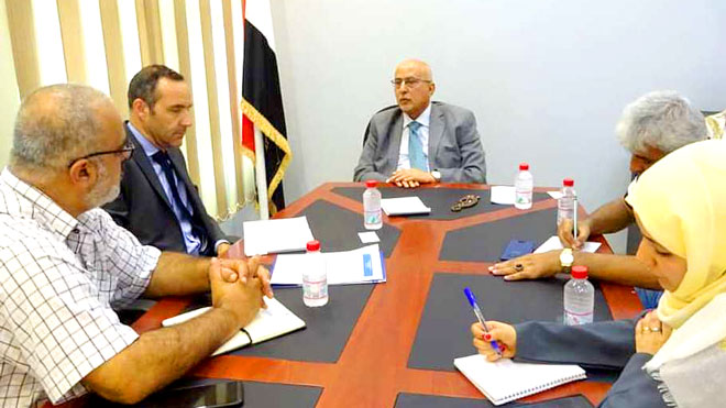 مدير مكتب الأوتشا في اليمن، سبستيان تريف، خلال لقائه وزير الإدارة المحلية قتح