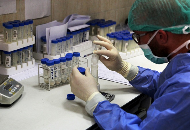 موظفو مختبر الطب الشرعي العراقي يتفقدون العينات، ستتم مقارنة العظام التي تم استخراجها مؤخراً من مقابر جماعية في معقل اليزيدي