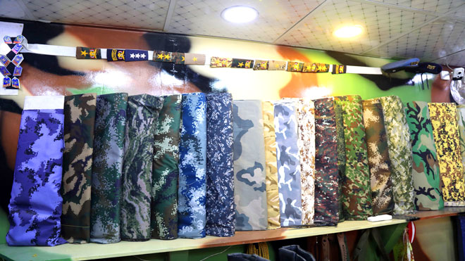 صورة تظهر منسوجات مموهة عسكرية معروضة في متجر