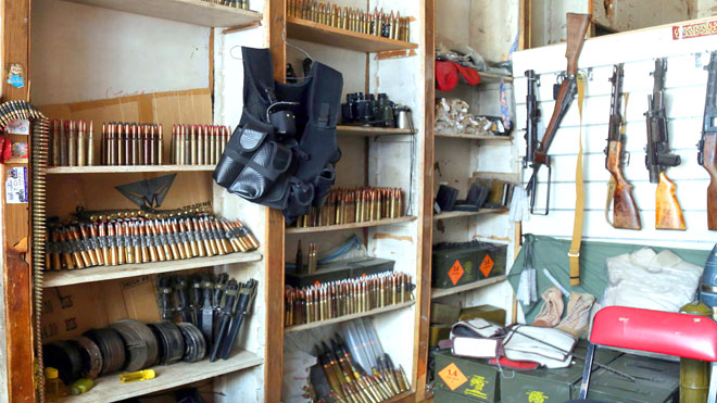 صورة توضح منظرًا جزئيًا لمتجر أسلحة في مدينة تعز