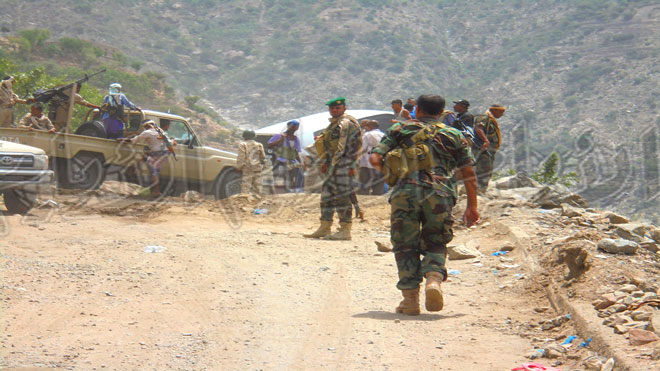 جنود يخرجون محافظ لحج وتعز من السيارة
