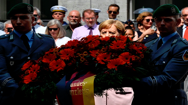 المستشارة الألمانية أنجيلا ميركل تضع إكليلا من الزهور على اللوحة التذكارية خلال الحفل التذكاري للذكرى 75 لمحاولة اغتيال أدولف هتلر في برلين