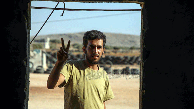 محمد النعيمي، أحد المقاتلين المتمردين السوريين الذي عاد من المنفى في ألمانيا للانضمام إلى جماعة جيش العزة