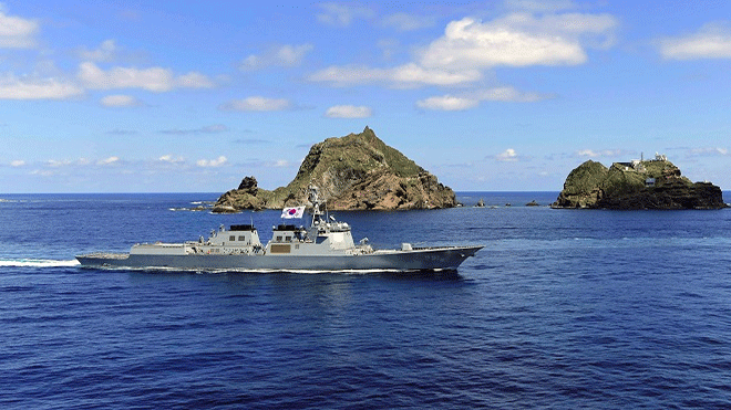 المدمرة المجهزة بـ Aegis التابعة للبحرية الكورية الجنوبية ، Sejong the Great ، والمشاركة في مناورة عسكرية