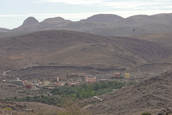 طائرة هليكوبتر تبحث عن جثث فوق نهر بالقرب من قرية تيزرت جنوب المغرب