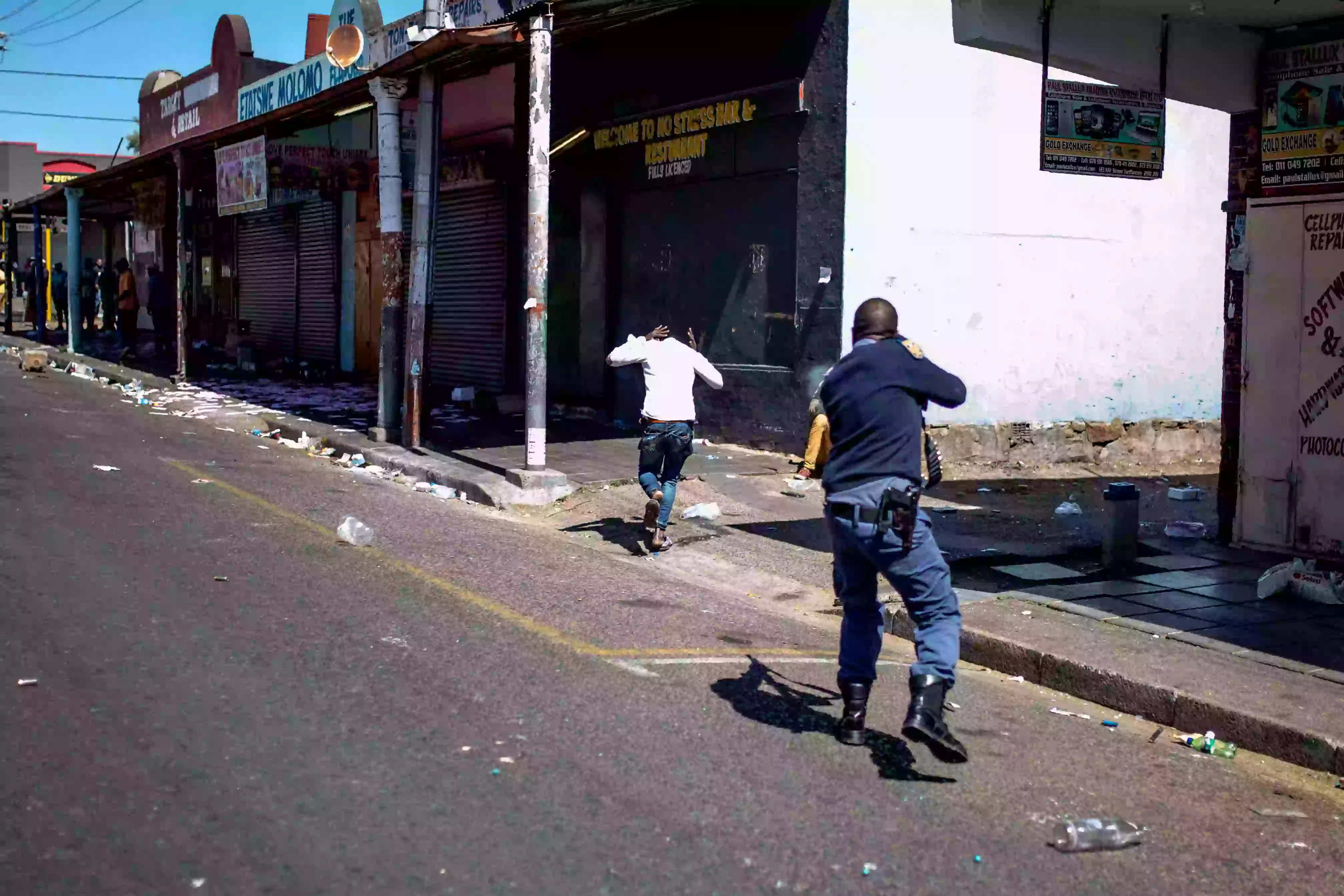 أطلق ضابط شرطة من جنوب إفريقيا النار لتفريق اللصوص أثناء أعمال شغب في ضاحية تورفونتاين بجوهانسبرج