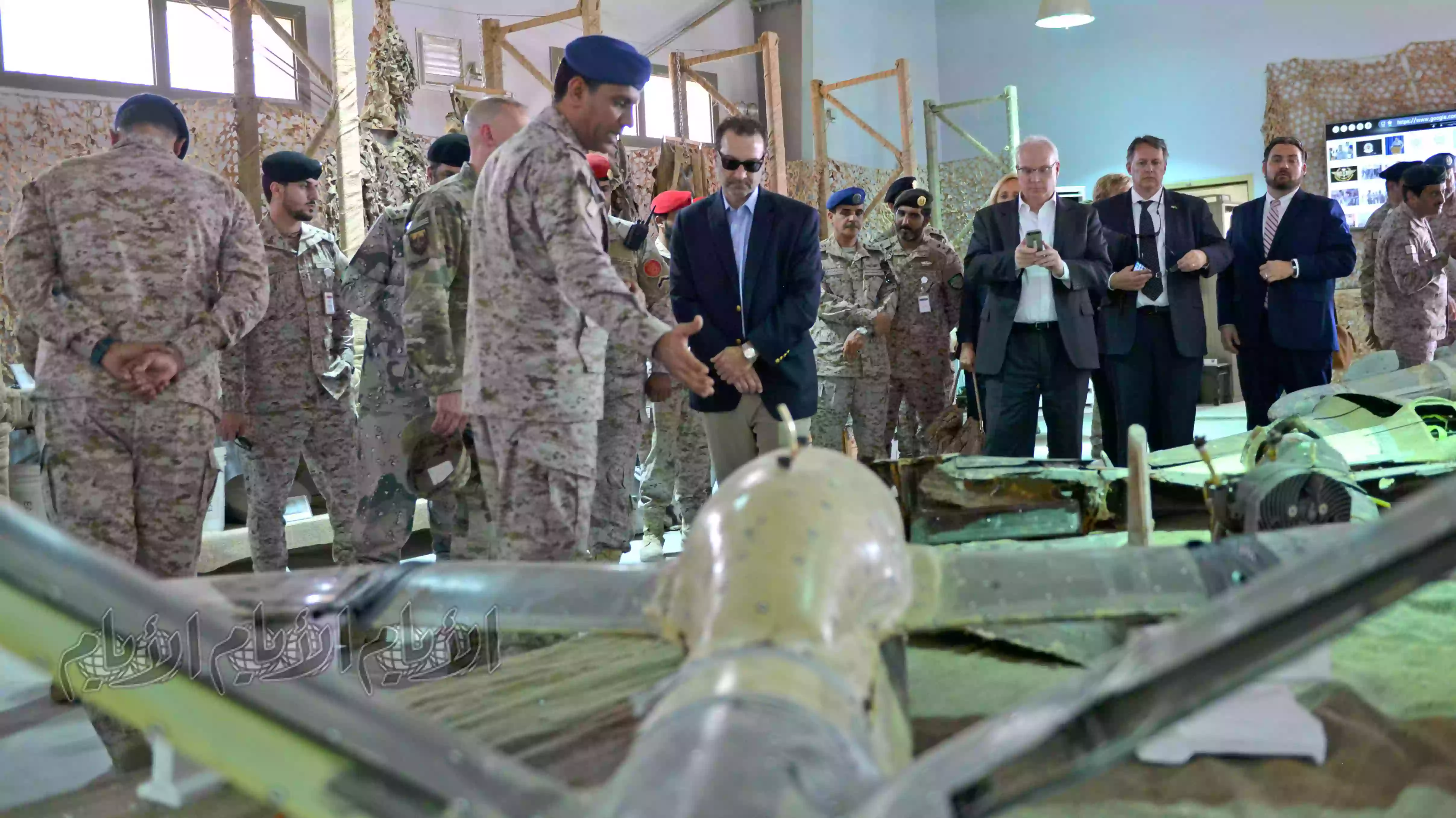 يُظهر العقيد السعودي تركي بن ​​صالح المالكي مساعد وزير الخارجية الأمريكي لشؤون الشرق الأدنى ديفيد شينكر الأسلحة الإيرانية التي استولت عليها القوات السعودية من المتمردين الحوثيين في اليمن