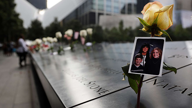 تم وضع صورة باسم المتحف الوطني يوم 11 سبتمبر خلال احتفال تذكاري صباحي لضحايا الهجمات الإرهابية بعد ثمانية عشر عاماً من يوم 11
