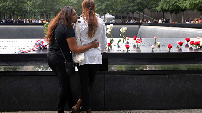 أصدقاء وعائلة ضحايا هجمات 11 أيلول سبتمبر الإرهابية ، يتوقفون في النصب التذكاري الوطني ليوم 11 أيلول  سبتمبر