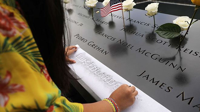ابنة أخت لويس إدواردو توريس ، الذي قُتل أثناء عمله كوسيط في كانتور فيتزجيرالد ، تنسخ اسمه في النصب التذكاري الوطني ليوم 11 سبتمبر خلال احتفال تذكاري