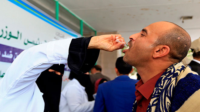 رجل يمني يتلقى لقاحًا  الكوليرا  عن طريق الفم  