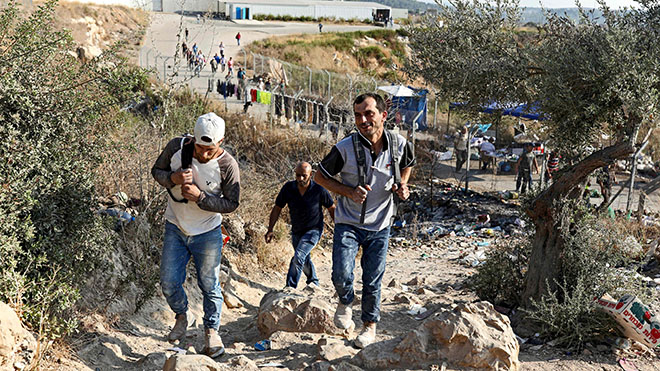 عودة عمال فلسطينيون إلى ديارهم بعد الانتهاء من يوم عمل في إسرائيل