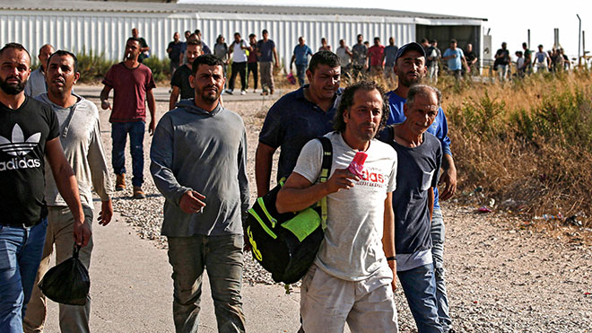 عودة عمال فلسطينيون إلى ديارهم بعد الانتهاء من يوم عمل في إسرائيل