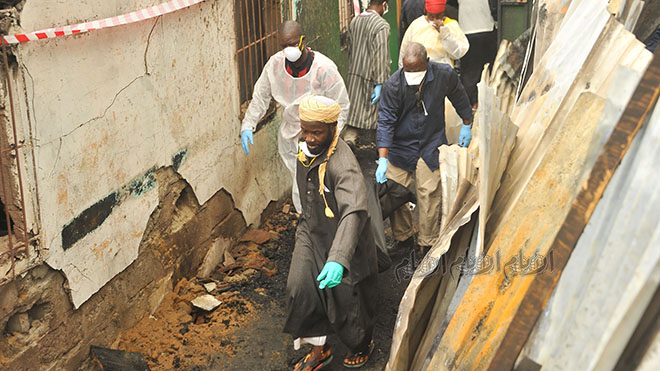 عمال الإنقاذ يحملون جثة بعد حريق في مدرسة قرآنية