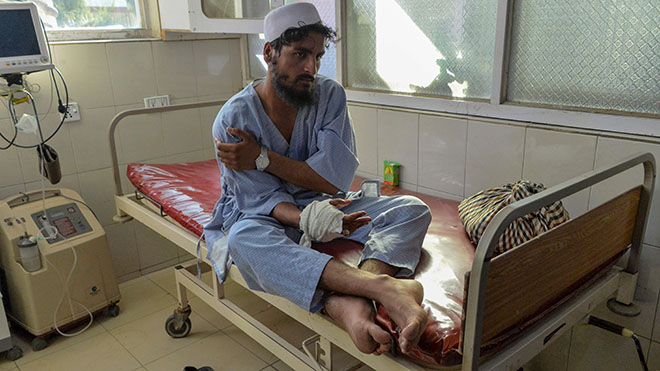 يعالج الجرحى في المستشفى ، في أعقاب هجوم انتحاري في جلال آباد