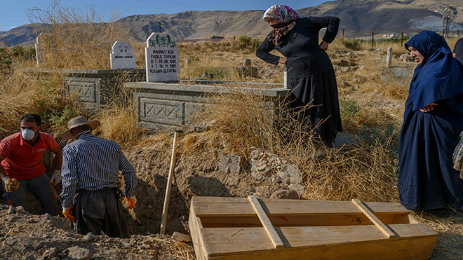 نساء يجتمعن في المقبرة للإشارة إلى قبورهن ، التي سيتم إزالتها من المقبرة القديمة إلى مقبرة حسانكيف الجديدة