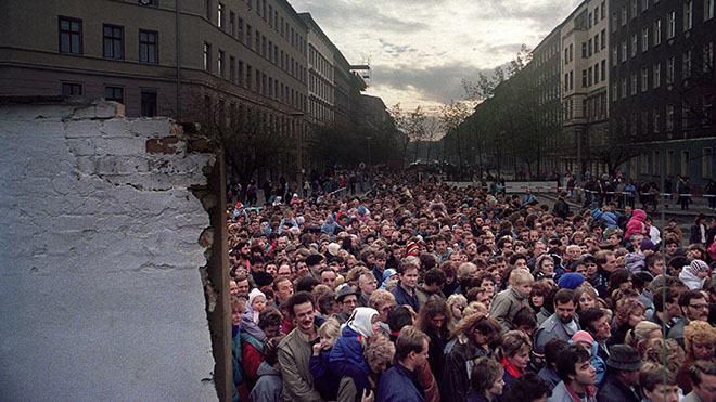 يقوم الآلاف من سكان برلين الشرقية بالتعبئة في إحدى الفتحات الجديدة التي أنشأتها جرافات الجيش ، في Eberswalderstrasse في برلين. copy