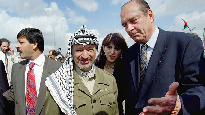 صورة التقطت في 23 أكتوبر 1996، تحدث الرئيس الفرنسي جاك شيراك مع رئيس السلطة الفلسطينية ياسر عرفات فور وصوله إلى رام الله