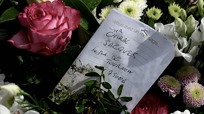 الزهور أمام منزل الرئيس الفرنسي الراحل جاك شيراك في شارع تورون في باريس بعد يوم واحد من إعلان وفاته 