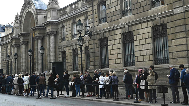 قائمة انتظار عامة فرنسية خارج قصر إليزيه الرئاسي في باريس في 27 سبتمبر 2019 لتكريم الرئيس الفرنسي الراحل جاك شيراك