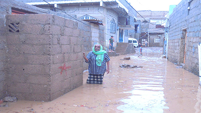 مواطن محاصر بالمياه حتى منزلة لم يسلم من امتلائة بالمياه بحارة الجفارية