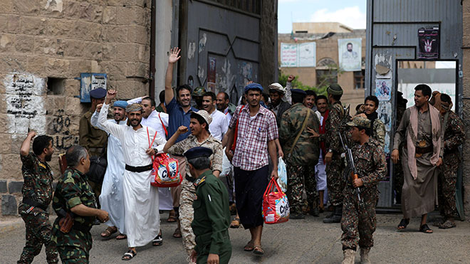 معتقلون خارجون من سجون الحوثي في صنعاء(أرشيفية- فرانس برس)