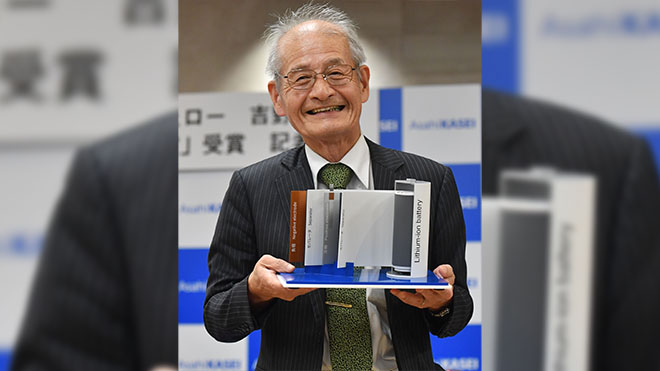 الكيميائي الياباني أكيرا يوشينو يطرح نموذجًا لبطارية ليثيوم أيون خلال مؤتمر صحفي بعد فوزه بجائزة نوبل للكيمياء لعام 2019