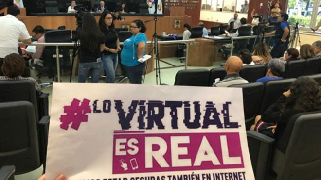 لافتة تقول: ما يحدث في العالم الافتراضي هو حقيقي  - أحد شعارات الحملة المناصرة للقانون