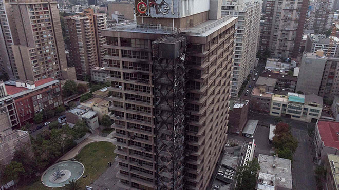منظر جوي لمبنى شركة الكهرباء التشيلية Enel ، بعد إحراقه أثناء احتجاج جماعي على التهرب