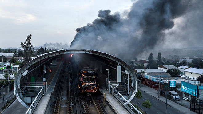 محطة مترو "لوس كويلاريس" بعد أن أحرقت خلال اشتباكات في مظاهرة احتجاج جماعية تفجرت أدت إلى شل نظام مترو الأنفاق بأكمله