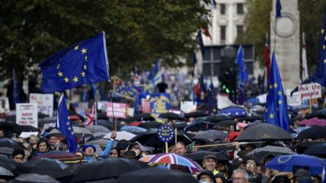 عشرات الآلاف من المتظاهرين البريطانيين خرجوا للمطالبة باستفتاءٍ ثانٍ