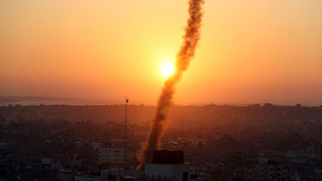 صاروخ أطلق من غزة في اتجاه إسرائيل عند شروق الشمس يوم الثلاثاء