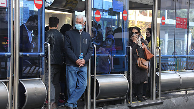 يرتدي الإيرانيون أقنعة للمساعدة في الحماية من المستويات الخطيرة من تلوث الهواء