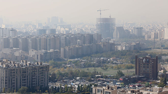 منظر عام مأخوذ من غرب طهران يُظهر غطاءًا من الضباب الدخاني البني المغطى بالمدينة