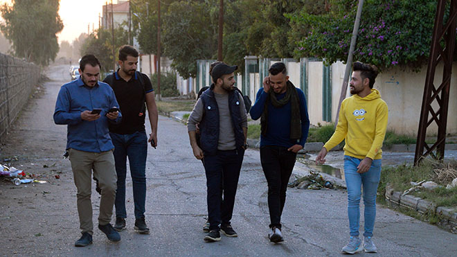 يستعد الشباب العراقي في مدينة الموصل الشمالية لأداء مقطع فيديو باللغة العربية باستخدام موسيقى أغنية المقاومة الإيطالية الشهيرة بيلا تشياو لدعم الاحتجاجات المستمرة المناهضة للحكومة