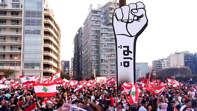 لبنانيون يستنكرون إحراق "مجسم الثورة"