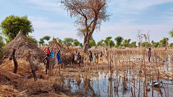 منظر عبر مياه الفيضانات المتبقية في مخيم يوسف باتير للاجئين في مابان ، جنوب السودان