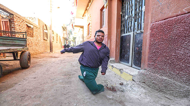 رجل مصري معاق يتجول في زقاق بقرية النحية ، أحد أفقر البلاد ، في محافظة أسيوط بوسط مصر